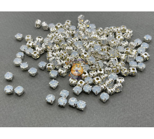 Шатоны стеклянные White Opal пришивные в оправе 4 мм/ оправа серебро (30 шт)