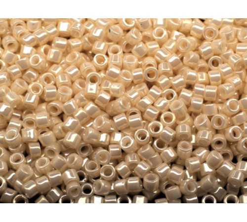 Бисер TOHO Treasure 11/0 TT-01-123 - Opaque-Lustered Lt. Beige 